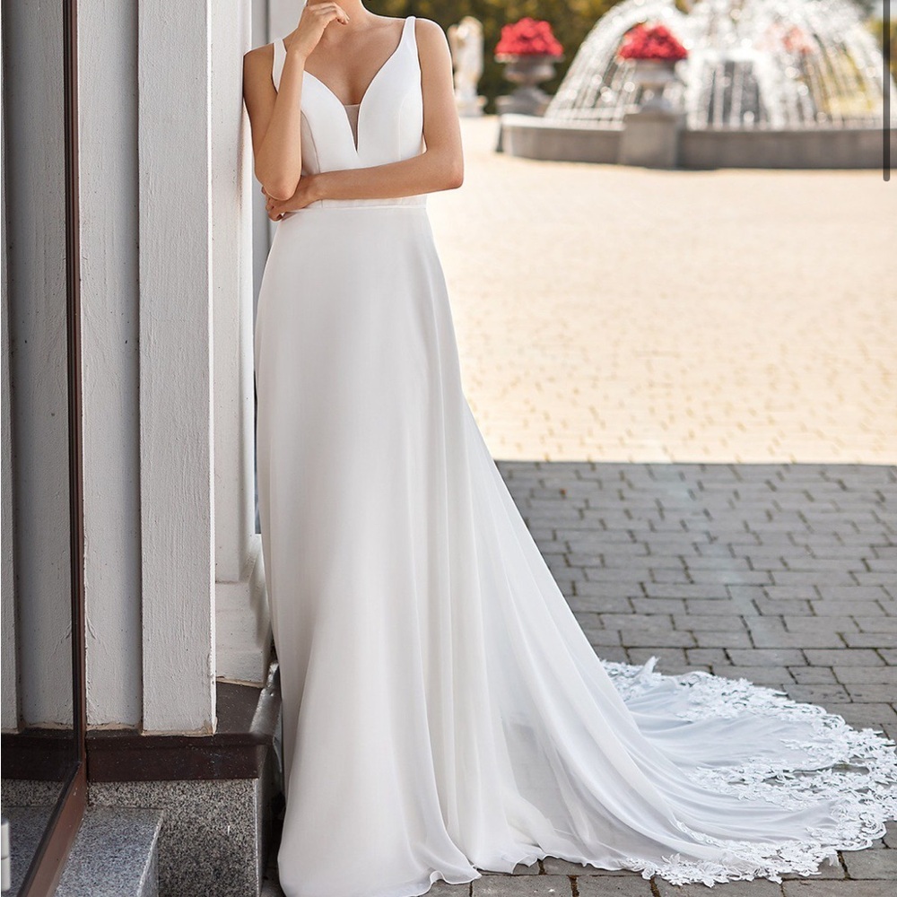 Moonlighting bridal chiffon/lace wedding dress